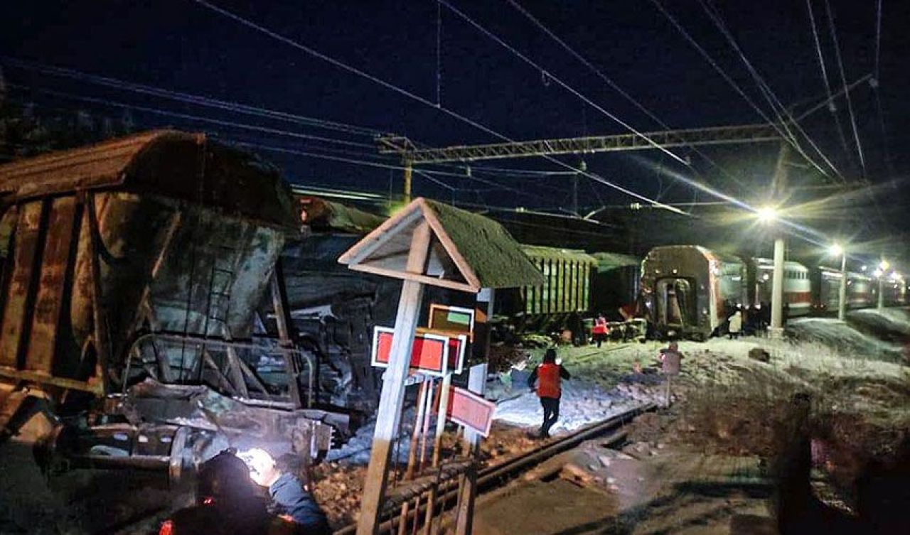 Rusya'da feci kaza! Yolcu treni ile yük treni çarpıştı: Ölü ve yaralılar var - 1. Resim