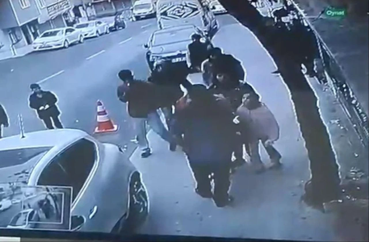 Sokak ortasında kadına bağırdı, mahallenin gençlerinden dayak yedi - 1. Resim