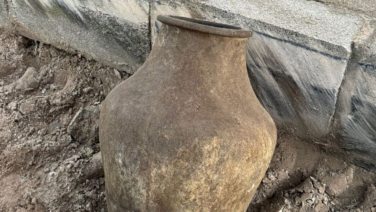 Yol çalışmasında kamyonun saplandığı yerden çıktı: Yakın tarihe ait küp bulundu