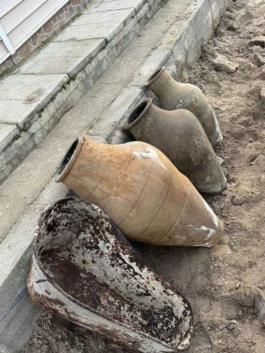 Yol çalışmasında kamyonun saplandığı yerden çıktı: Yakın tarihe ait küp bulundu - 1. Resim