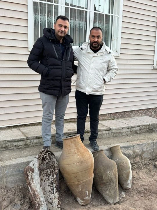 Yol çalışmasında kamyonun saplandığı yerden çıktı: Yakın tarihe ait küp bulundu - 2. Resim