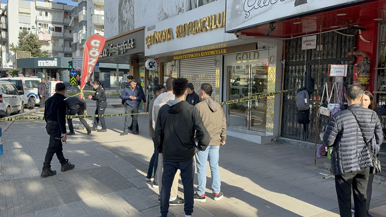 Adana'da kalaşnikoflu soygun! 5 kişiyi yere yatırıp altınları alıp kaçtılar