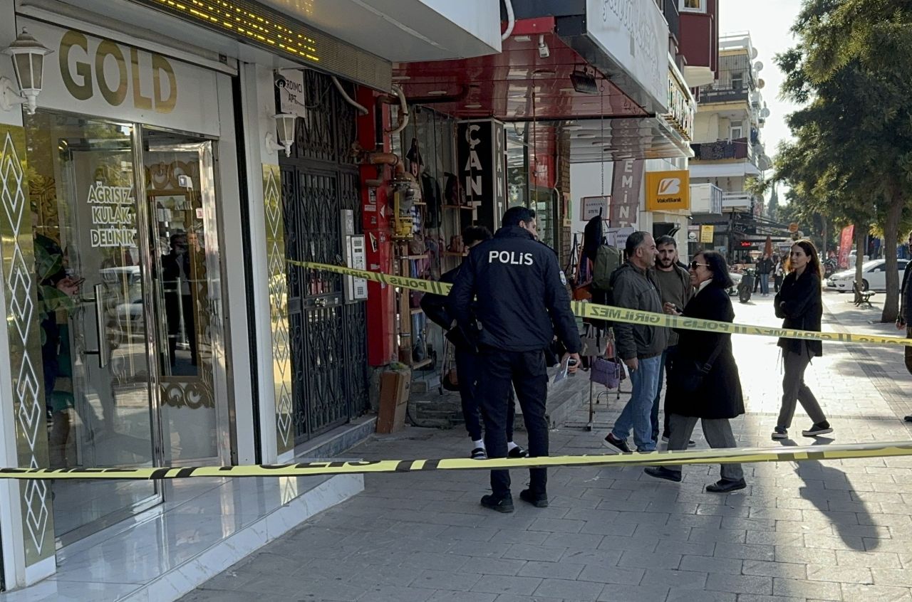 Adana'da kalaşnikoflu soygun! 5 kişiyi yere yatırıp altınları alıp kaçtılar - 1. Resim