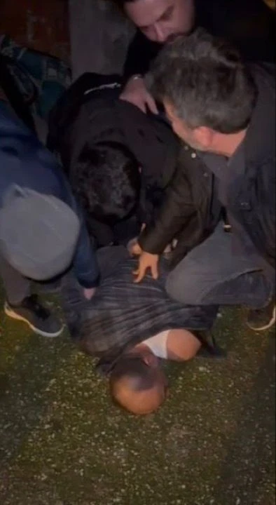 Katil zanlısı ile polis arasında nefes kesen kovalamaca! Çatıdan çatıya atladı, sonunda yakayı ele verdi - 1. Resim