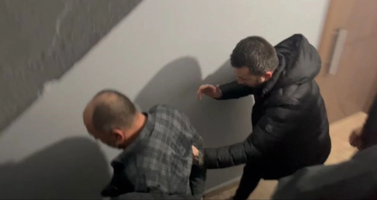 Katil zanlısı ile polis arasında nefes kesen kovalamaca! Çatıdan çatıya atladı, sonunda yakayı ele verdi - 2. Resim