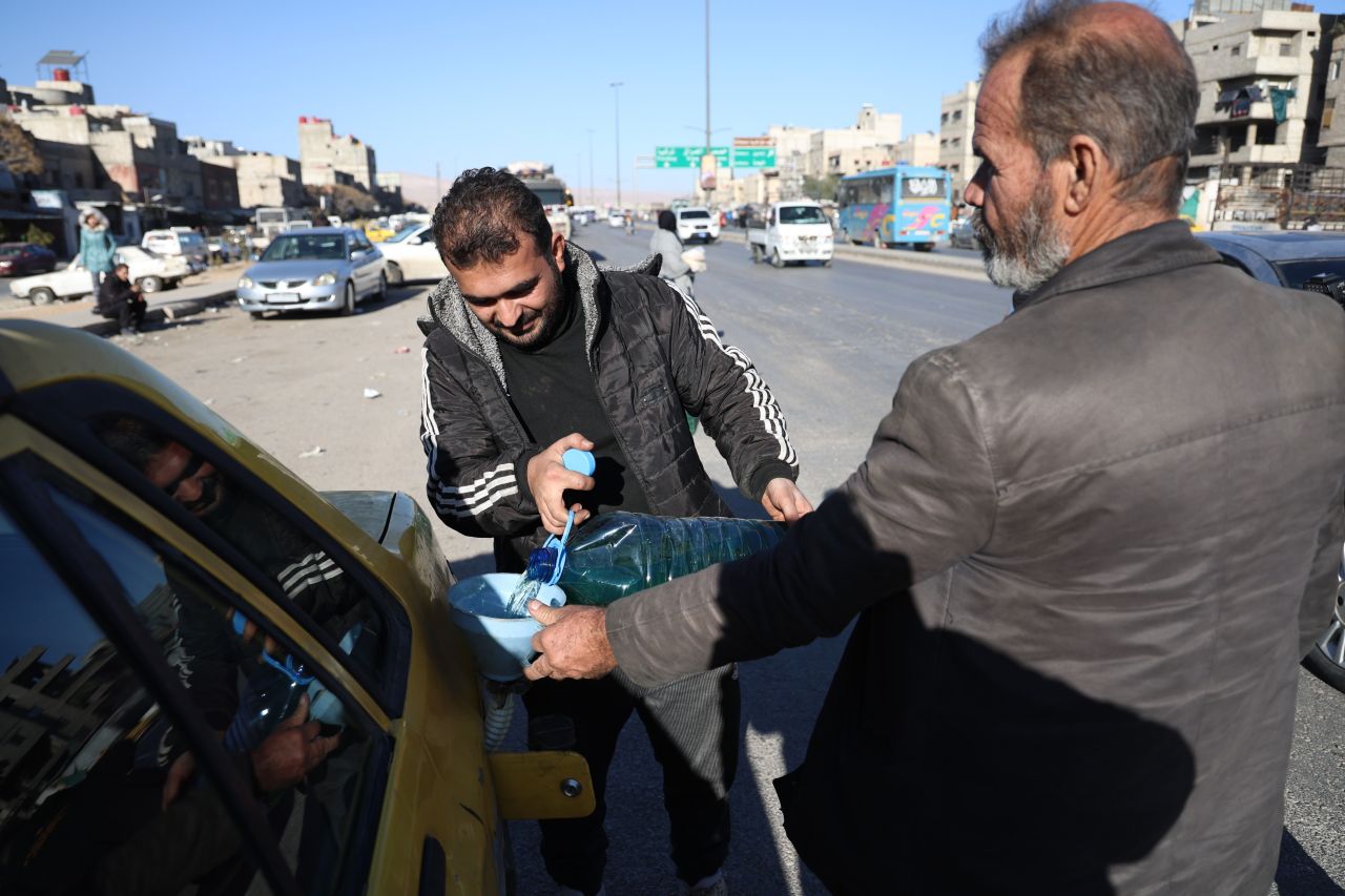 Komşudan şaşırtan görüntüler! Benzin karaborsaya düştü: Yol kenarında bidonla satmaya başladılar - 3. Resim