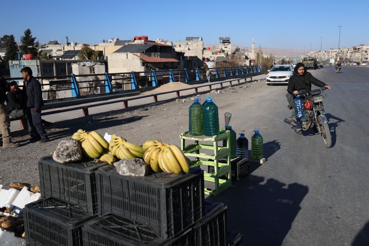 Komşudan şaşırtan görüntüler! Benzin karaborsaya düştü: Yol kenarında bidonla satmaya başladılar - 2. Resim