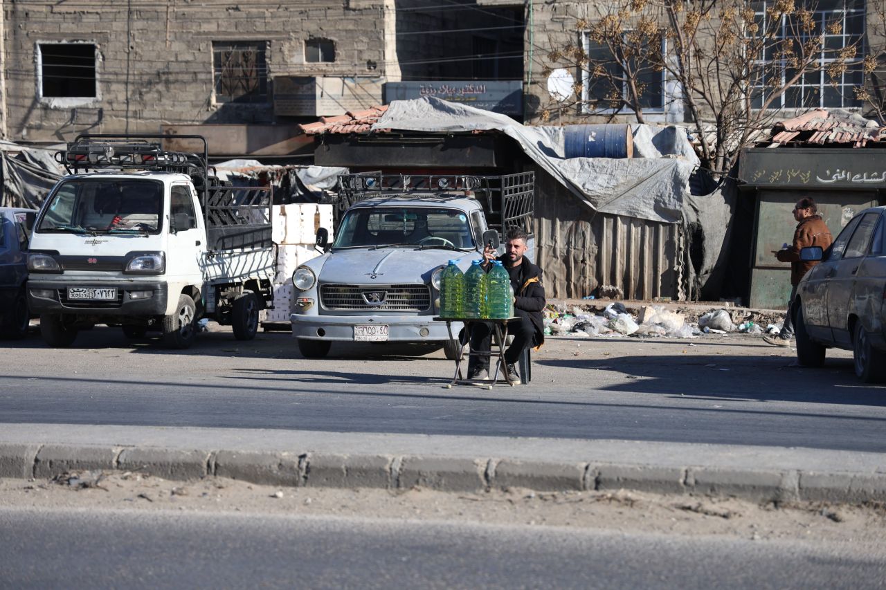 Komşudan şaşırtan görüntüler! Benzin karaborsaya düştü: Yol kenarında bidonla satmaya başladılar - 1. Resim