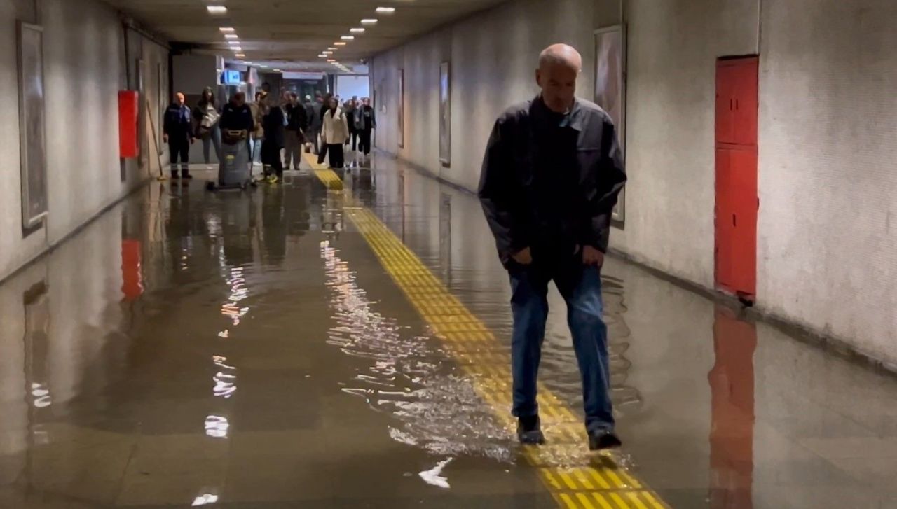 Metro yaya geçidini su bastı! Vatandaş su içinde yürümek zorunda kaldı - 1. Resim