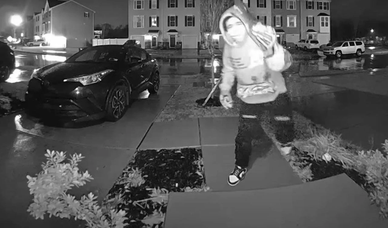 Veranda hırsızı kargoyu çaldı! Ev sahibi ona unutamayacağı bir ders verdi: Tüm internete rezil oldu - 4. Resim