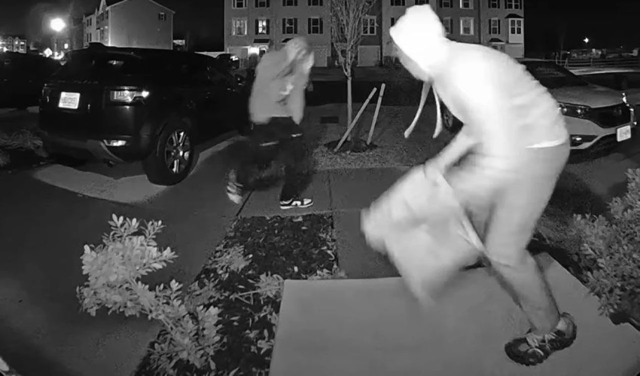 Veranda hırsızı kargoyu çaldı! Ev sahibi ona unutamayacağı bir ders verdi: Tüm internete rezil oldu - 2. Resim