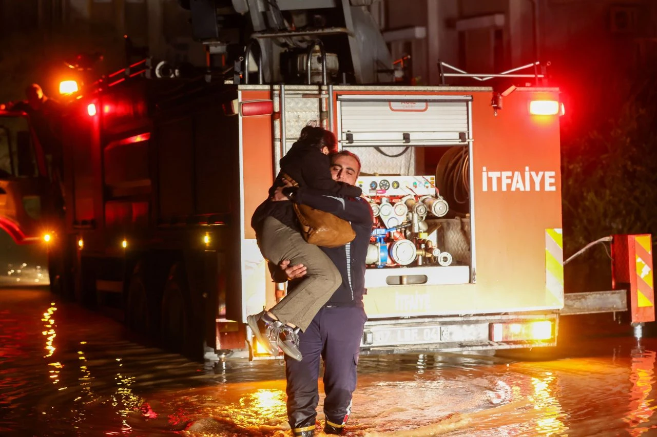 AFAD 18 ile sarı ve turuncu kodlu uyarı sonrası sahaya indi! 106 kilo yağdı 236 kişi kurtarıldı! 4 ile daha uyarı