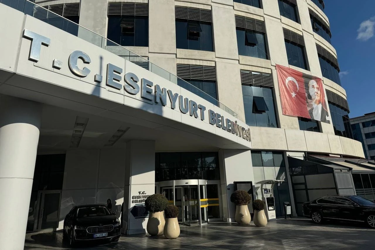 Esenyurt Belediyesi'nden 'araç kiralama' ve 'SMS' iddialarına cevap: Tasarruf politikasıyla düşürdük! - 1. Resim
