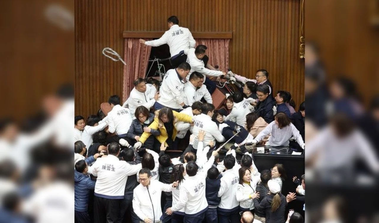Tartışmalı reform tasarısı tansiyonu yükseltti! Parlamento savaş alanına döndü