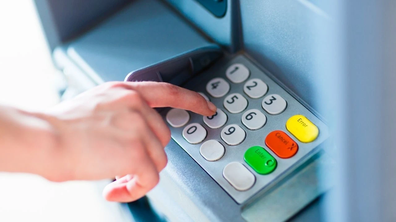 Bankalar ATM'lerle para kazanmanın yeni yolunu buldu: Hiçbir şey yapmasanız da ödüyorsunuz! İşte o ücretten kurtulmanın yolu - 2. Resim