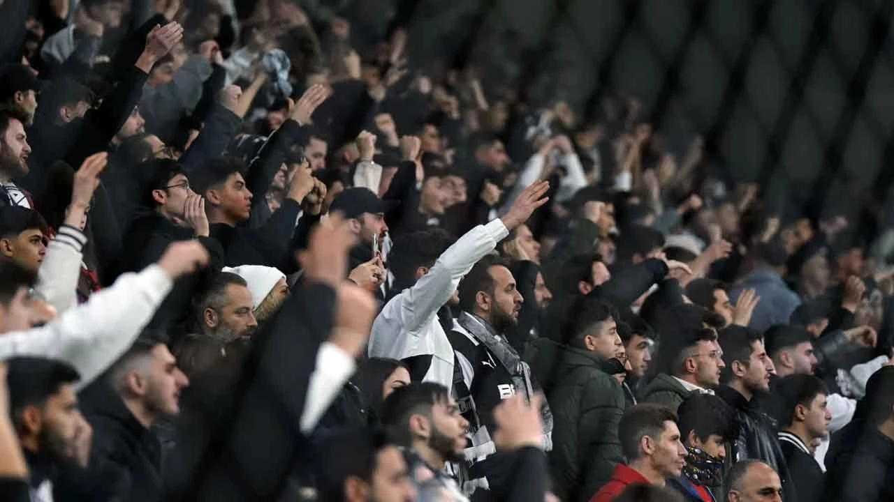 Beşiktaş tribünlerinde ıslık sesleri! Taraftar sonunda isyan etti - 2. Resim