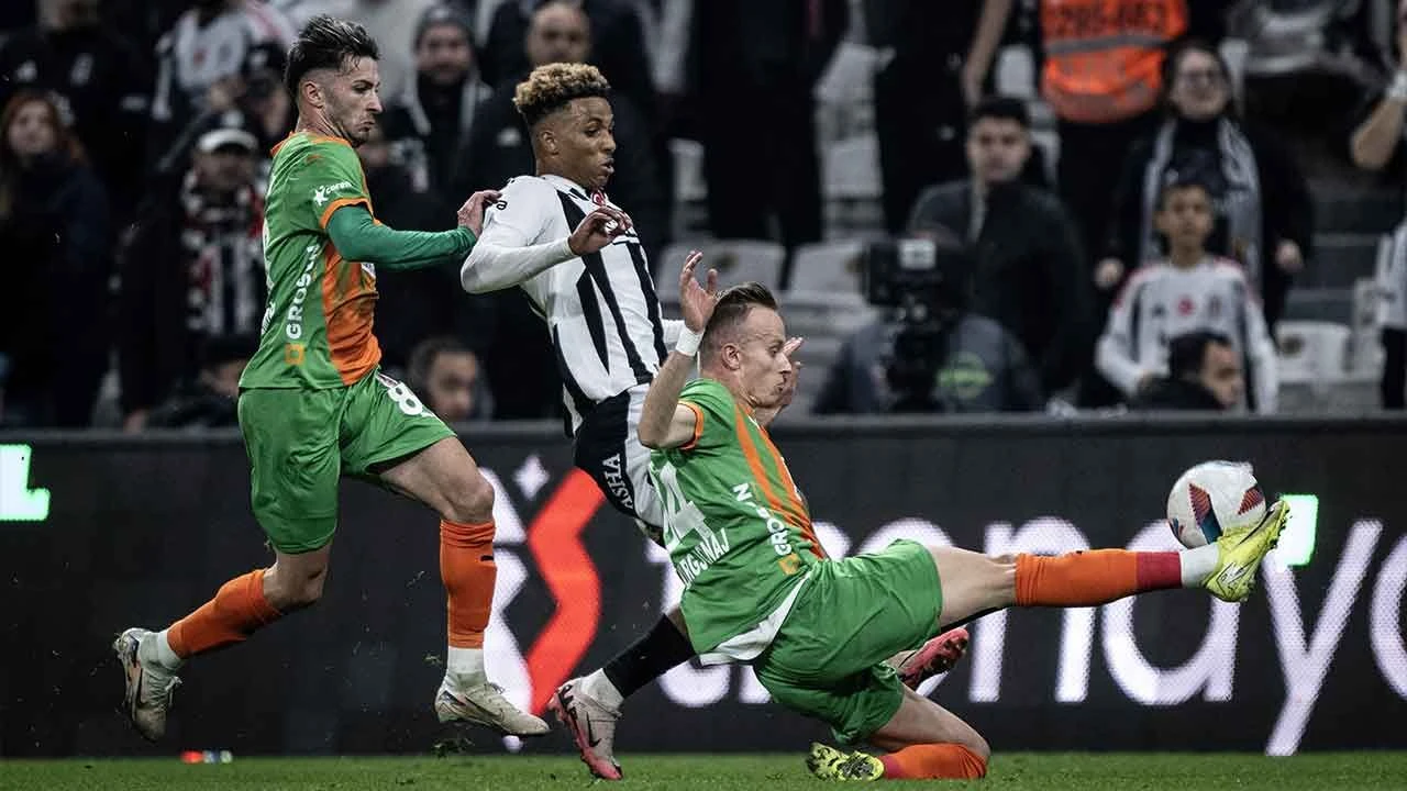 Beşiktaş tribünlerinde ıslık sesleri! Taraftar sonunda isyan etti - 1. Resim