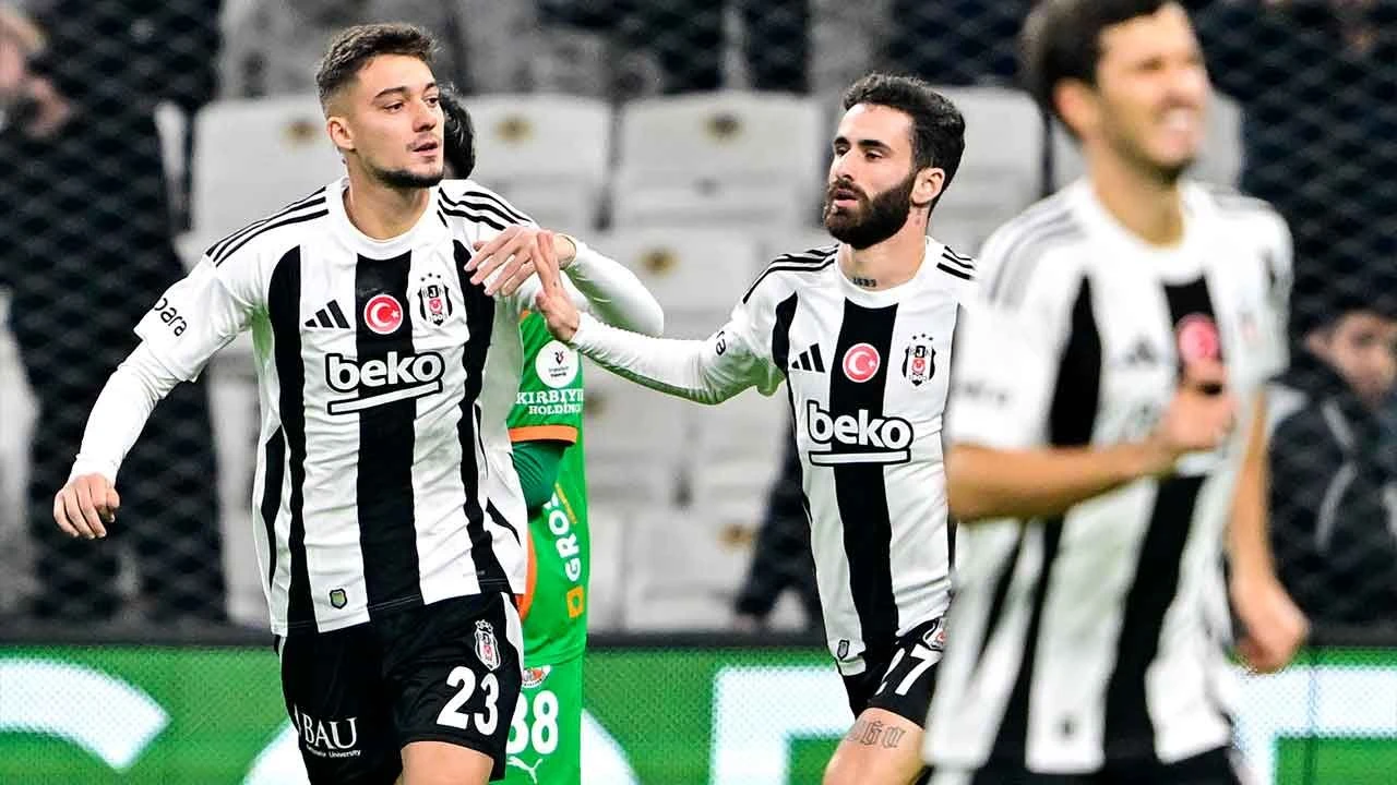 Beşiktaş tribünlerinde ıslık sesleri! Taraftar sonunda isyan etti - 3. Resim