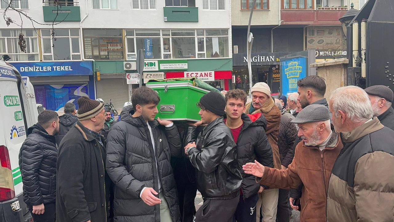 Çığ altında kalan milli judocunun ikizi yürek yaktı! Tabutun başından bir an olsun ayrılmadı - 3. Resim