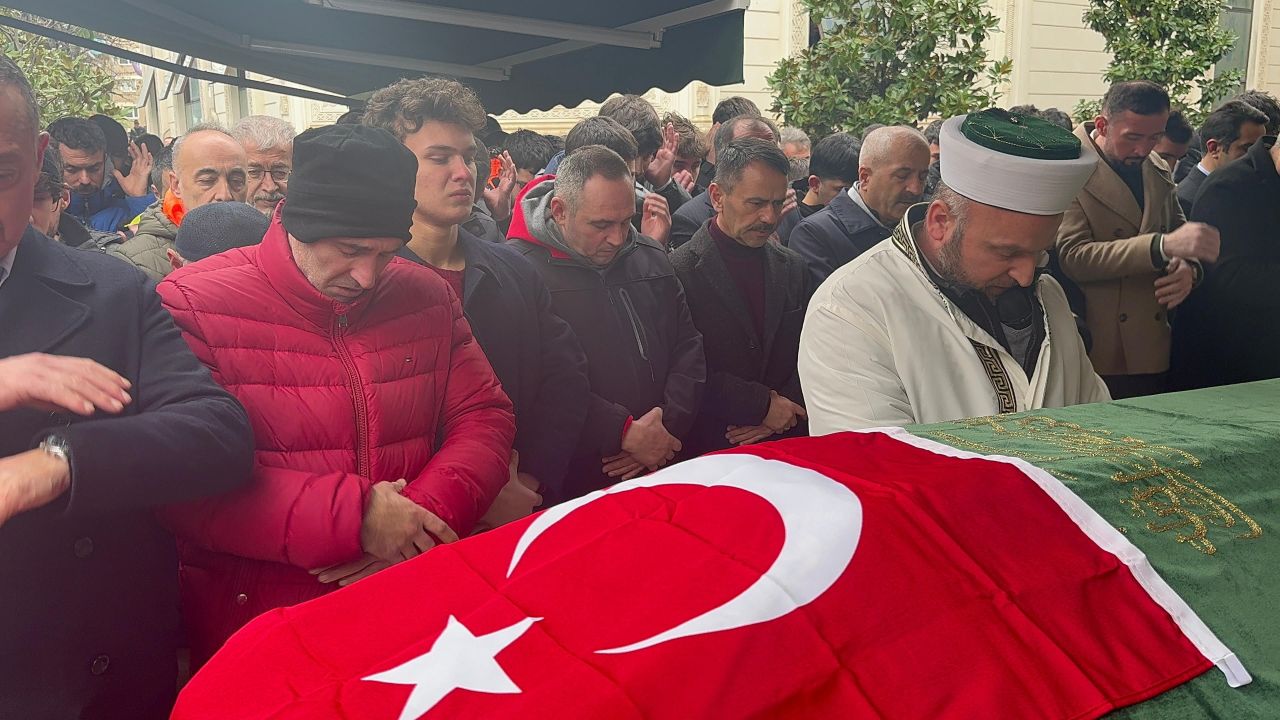 Çığ altında kalan milli judocunun ikizi yürek yaktı! Tabutun başından bir an olsun ayrılmadı - 2. Resim