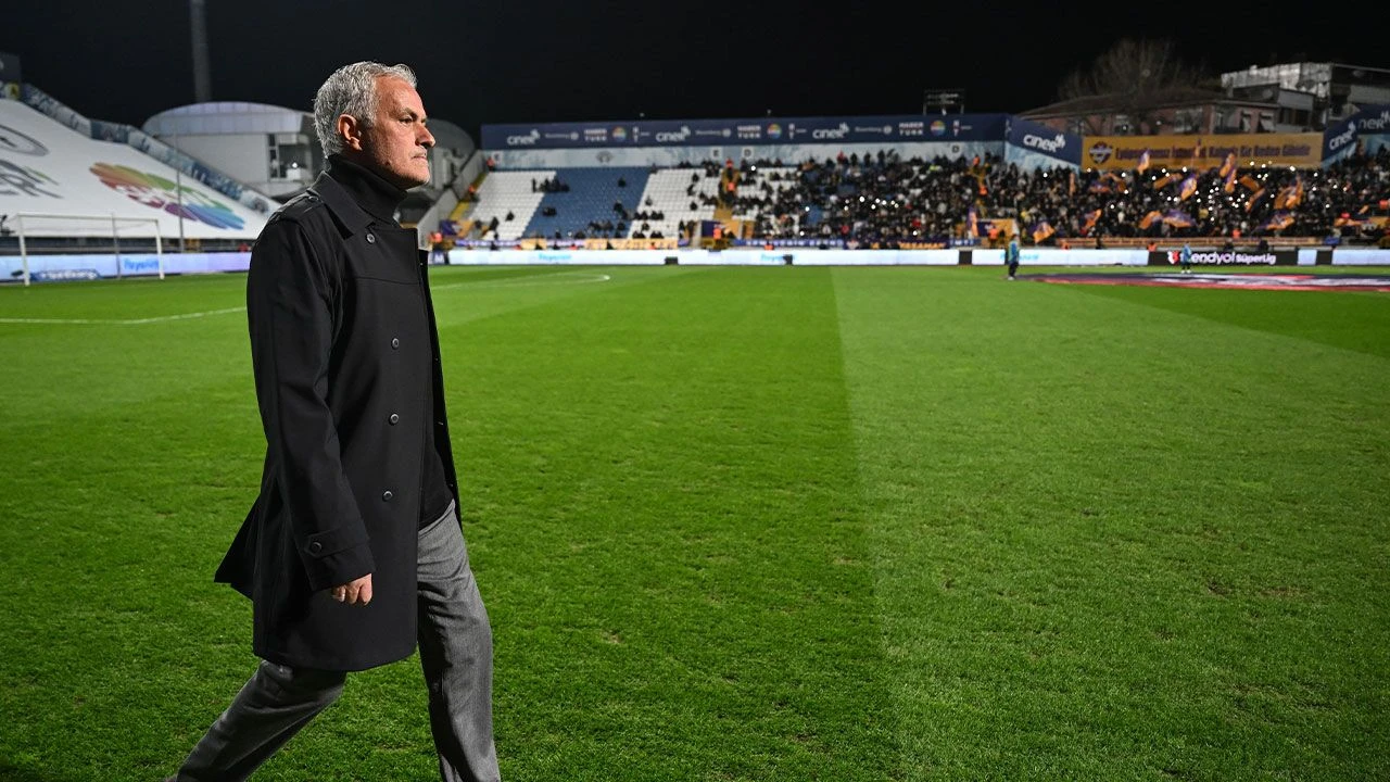 Fenerbahçe'nin hocası Jose Mourinho istifa iddialarına cevap verdi - 1. Resim