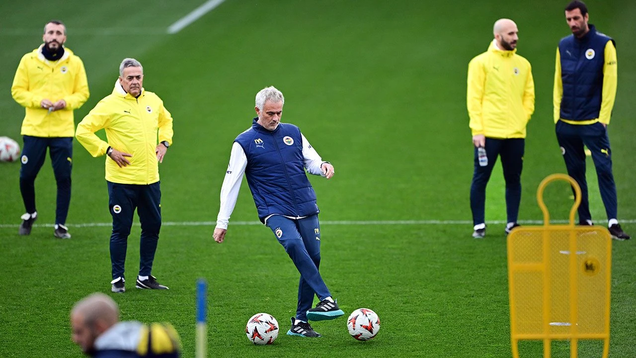 Fenerbahçe'nin hocası Jose Mourinho istifa iddialarına cevap verdi - 3. Resim