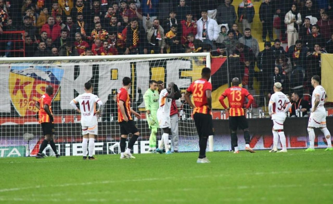 Kayserispor - Galatasaray maçında ilginç anlar! Bir anda sahaya indi - 2. Resim