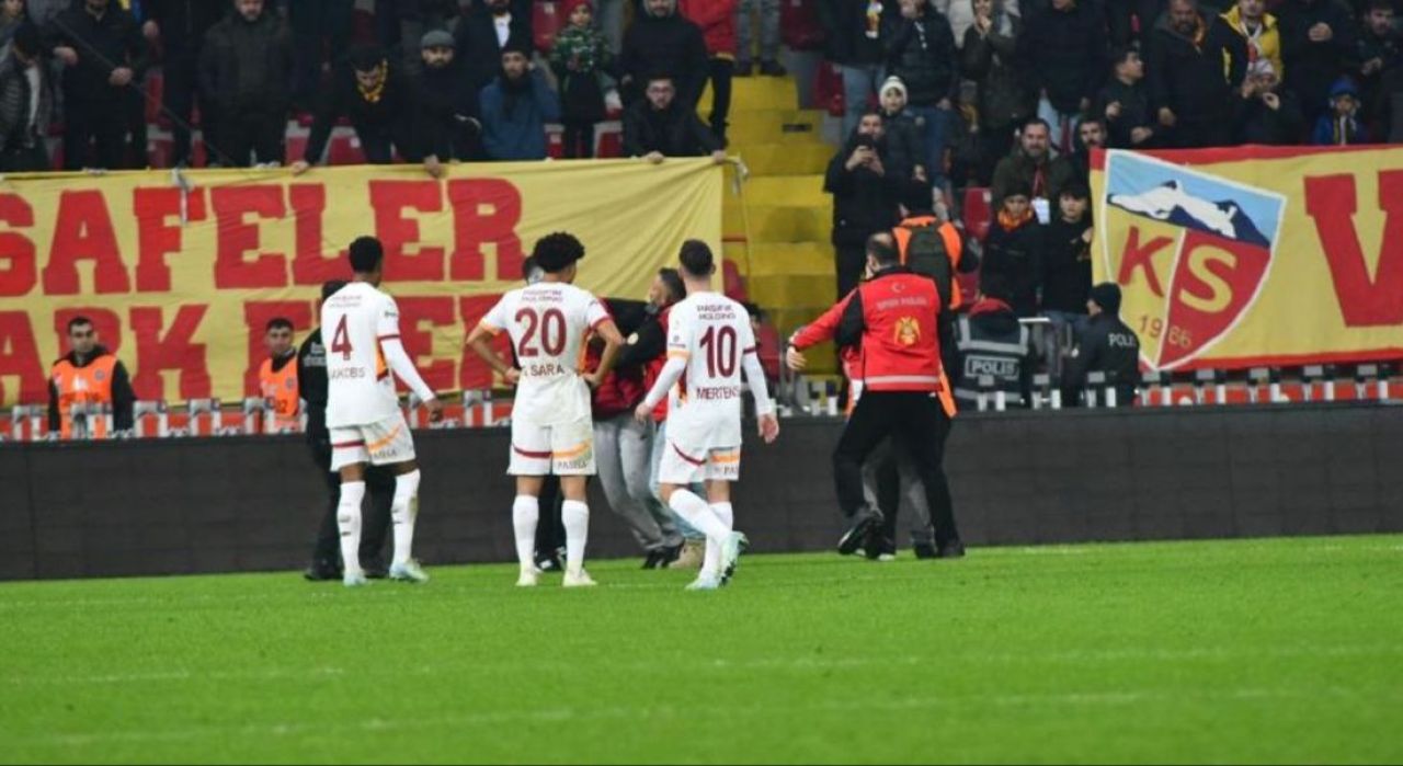 Kayserispor - Galatasaray maçında ilginç anlar! Bir anda sahaya indi - 1. Resim