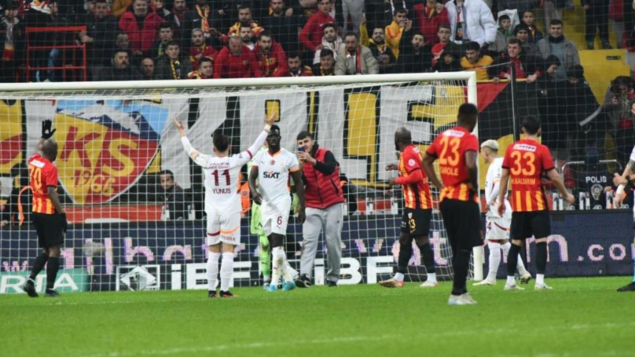 Kayserispor - Galatasaray maçında ilginç anlar! Bir anda sahaya indi