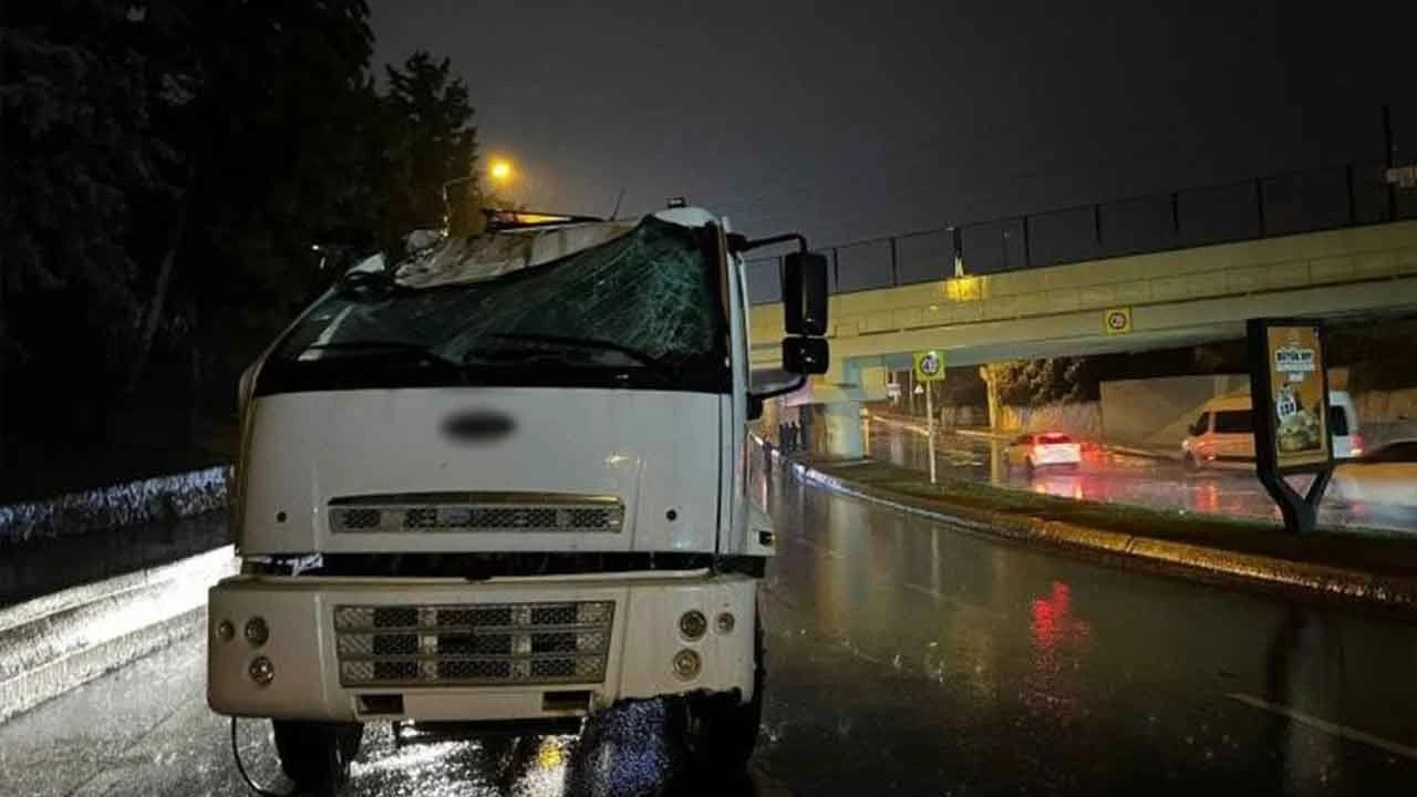 Yine aynı yer aynı kaza! İstanbul'da tır üst geçide çarptı - 1. Resim