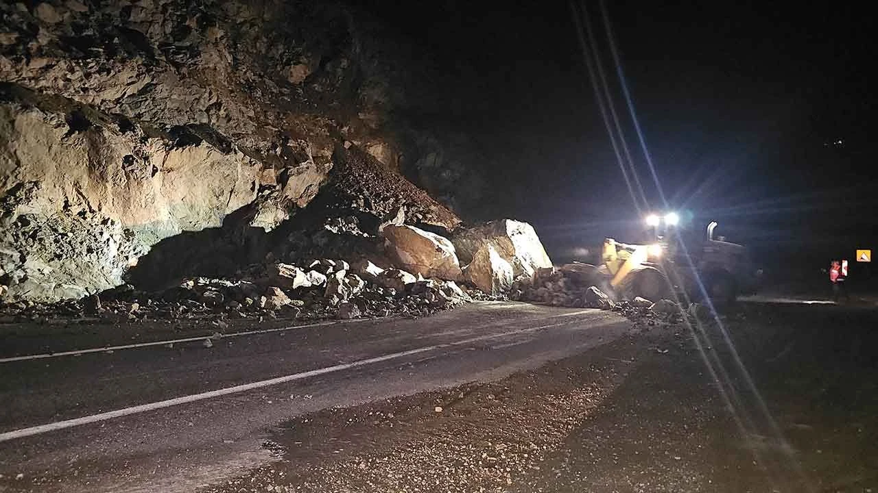 Artvin'de heyelan faciası! Karayolu ulaşıma kapandı - 1. Resim