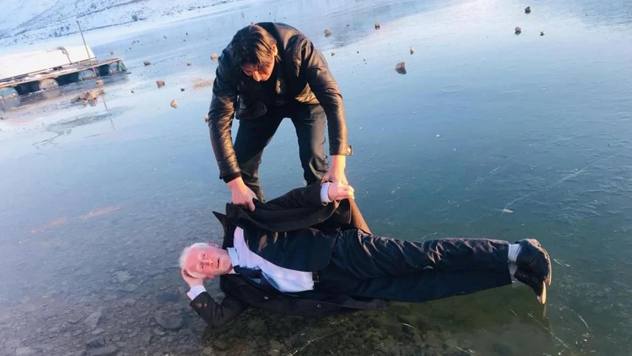 Bayburt'ta gölet buz tuttu! Vatandaşlar ispat etmek için buzun üzerine yattı - 1. Resim