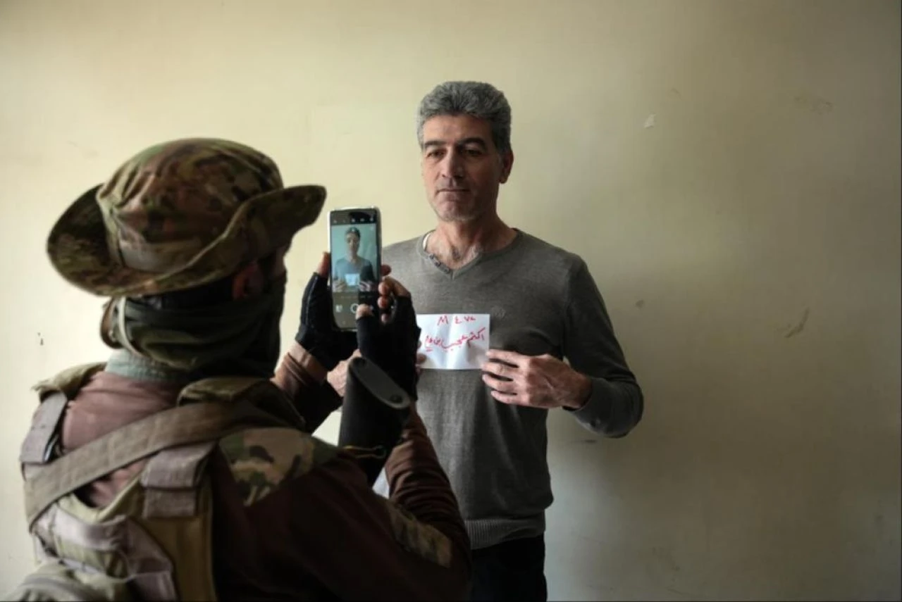 Beşar Esad'ın fotoğrafını çiğneyip yeni kimlik alıyorlar! Rejimin askerleri bir bir teslim oluyor - 6. Resim