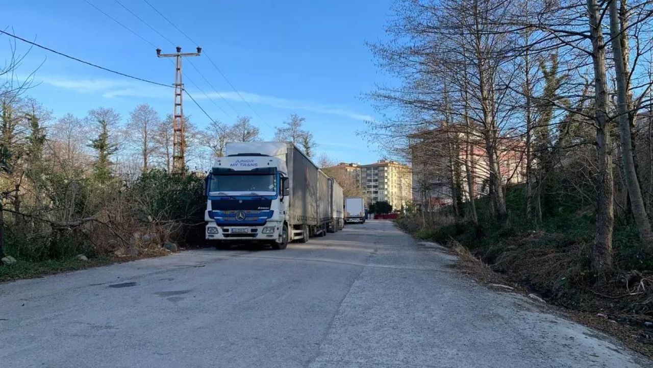 Bir ilçede TIR yoğunluğu bitmek bilmiyor! Sokak aralarını bile istila ettiler - 2. Resim