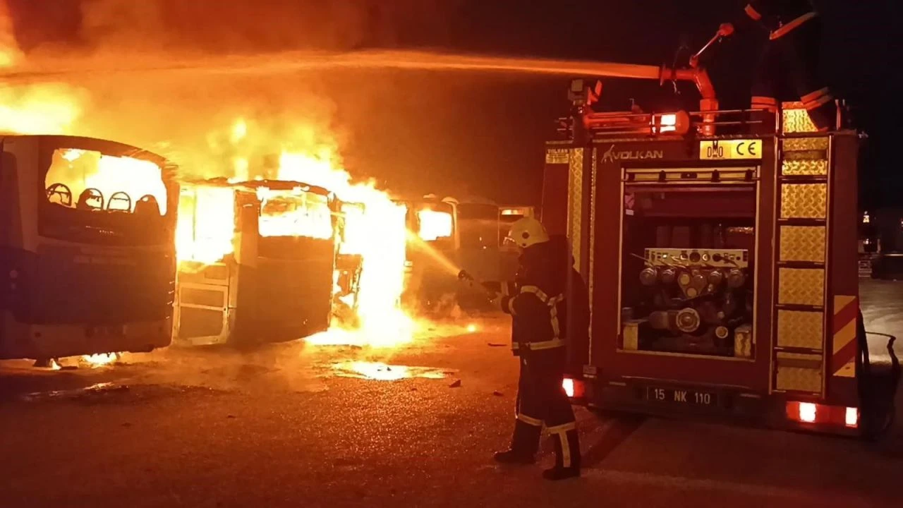 Burdur'da yürekleri ağza getiren olay! 5 halk otobüsü alev alev yandı - 1. Resim