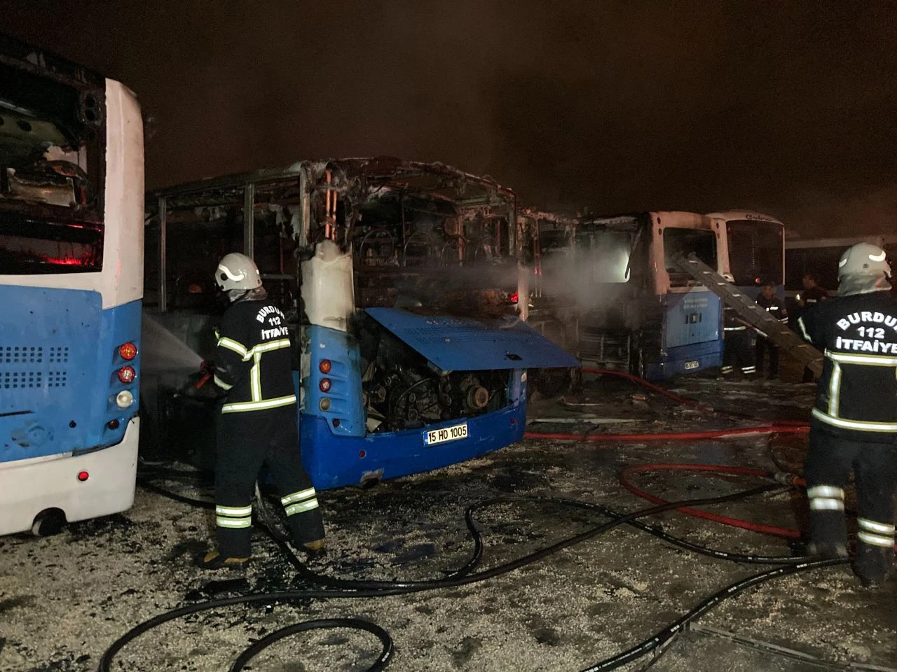 Burdur'da yürekleri ağza getiren olay! 5 halk otobüsü alev alev yandı - 2. Resim