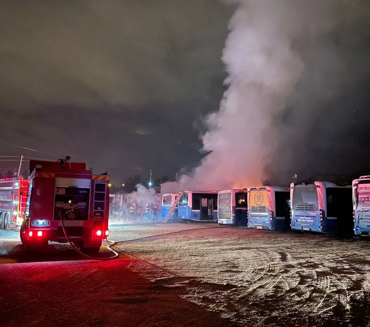 Burdur'da yürekleri ağza getiren olay! 5 halk otobüsü alev alev yandı - 3. Resim
