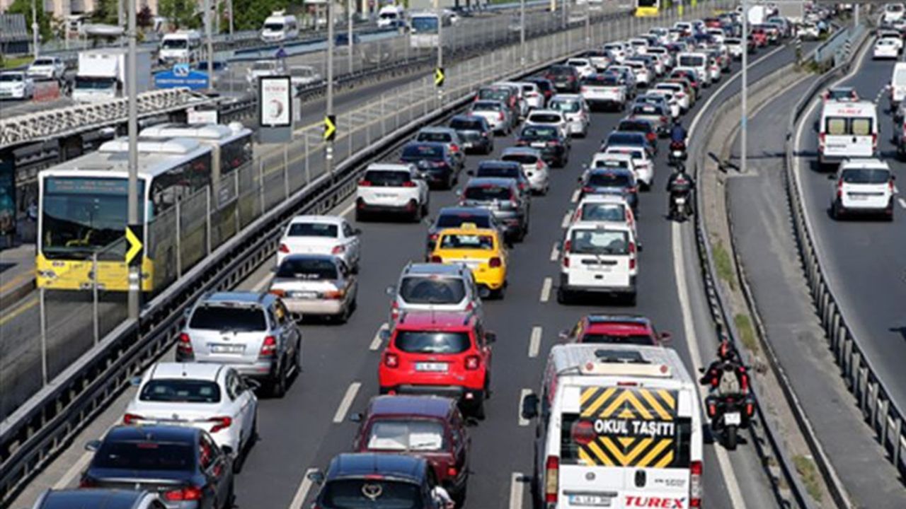 İstanbul&#039;da trafik kilitlendi! Yoğunluk yüzde 56&#039;ya çıktı