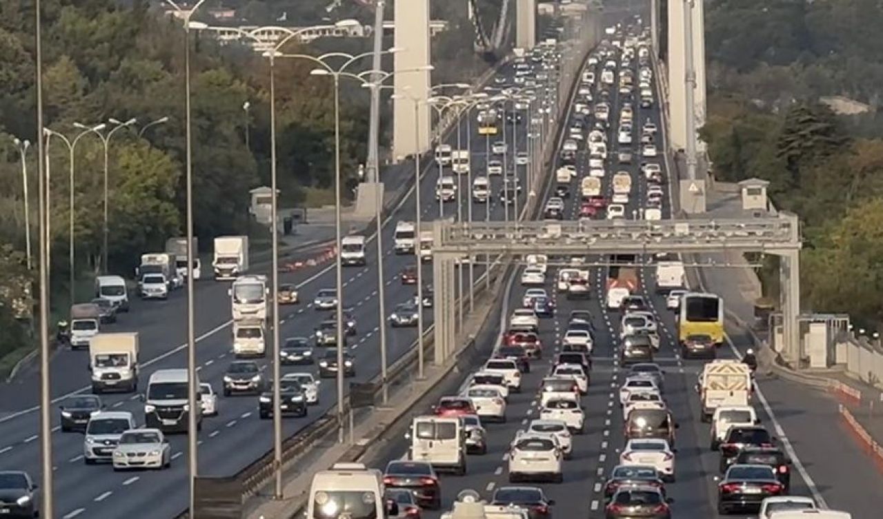 İstanbul'da trafik kilitlendi! Yoğunluk yüzde 56'ya çıktı - 1. Resim