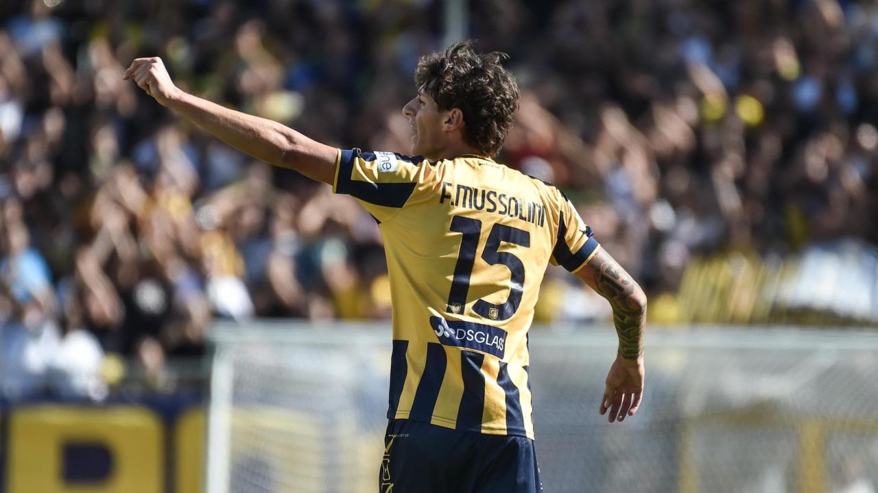 İtalya'da tribünler Mussolini diye inledi! Diktatörün torunu Çizme'yi karıştırdı - 2. Resim