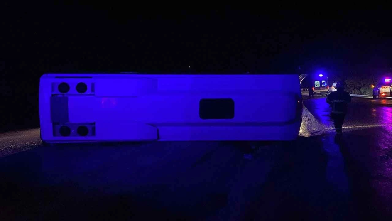 Kastamonu’da feci kaza: Midibüs devrildi, 24 kişi yaralandı - 2. Resim