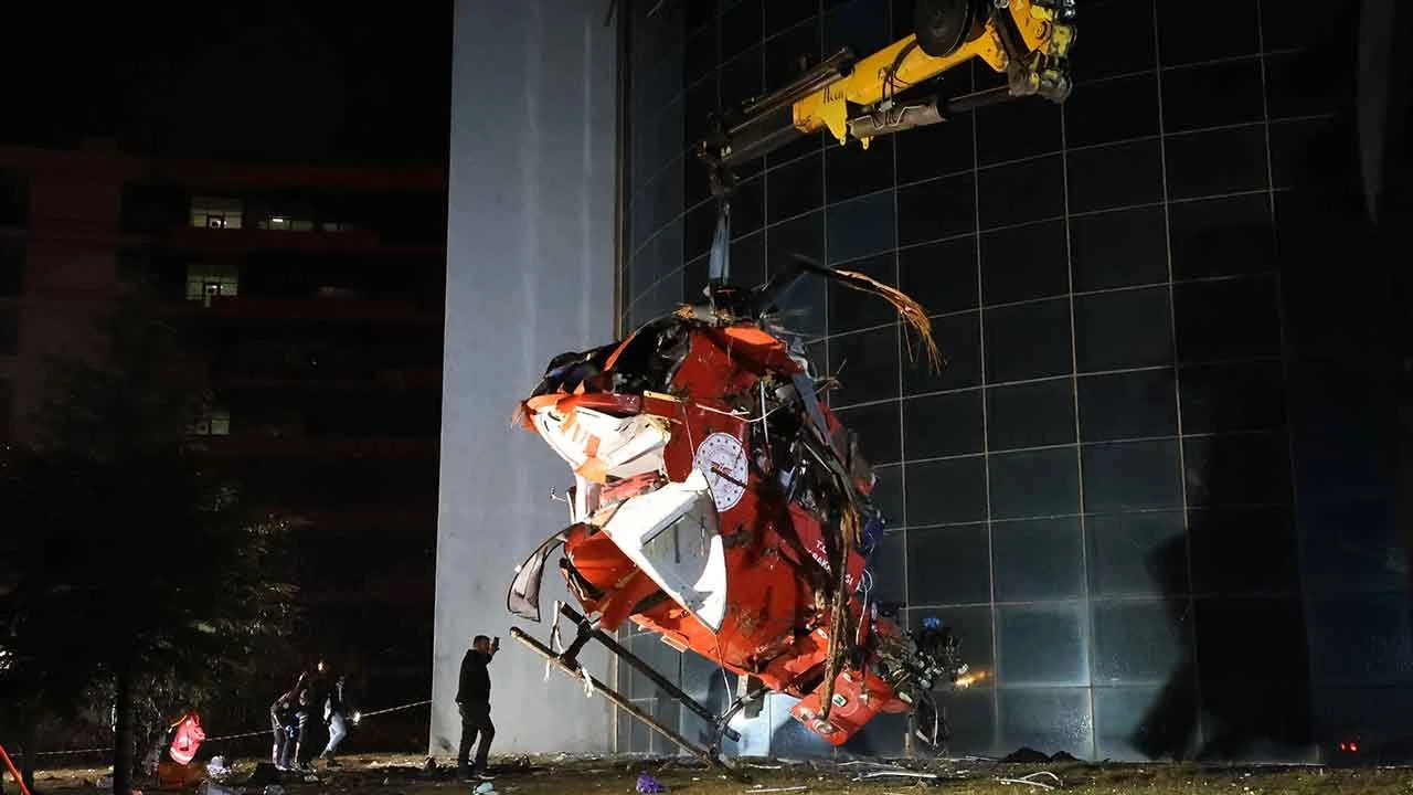 Muğla'da hastaneye çarparak düşen helikopterin enkazı kaldırıldı - 1. Resim