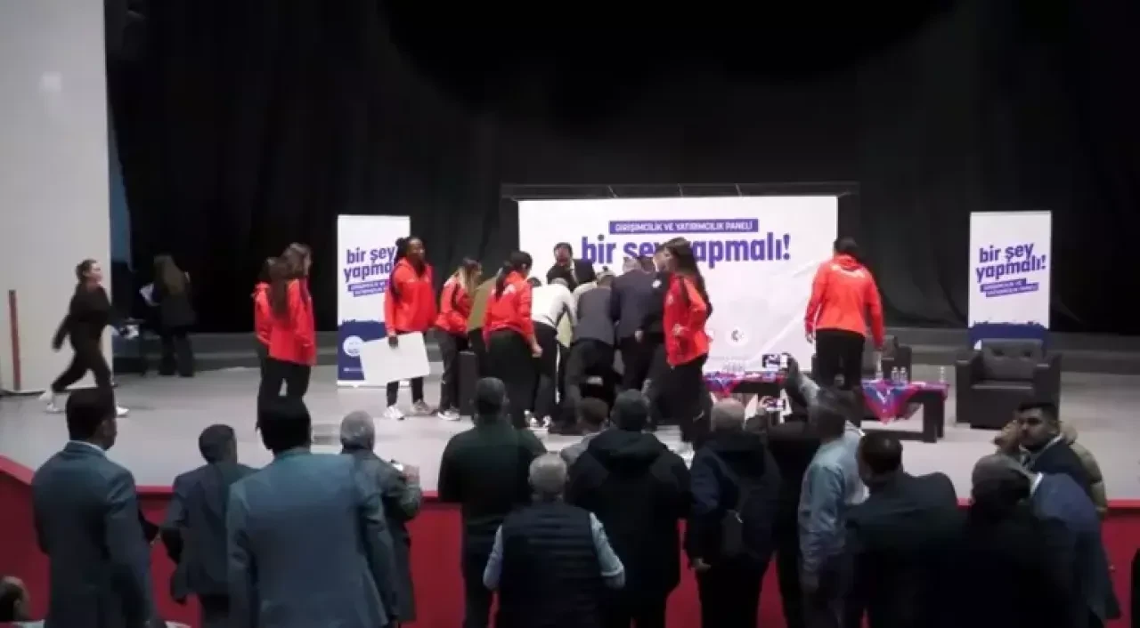 Nevzat Aydın’ın sağlık durumu nasıl? Panelde konuşma yaparken baygınlık geçirdi - 1. Resim