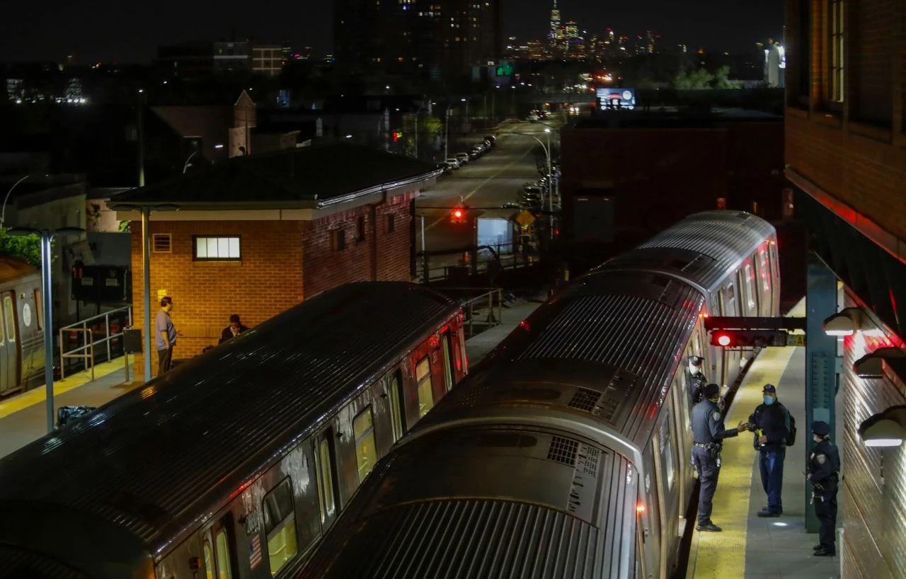 New York metrosunda dehşet! Kadını ateşe verdi, oturup ölmesini izledi - 1. Resim