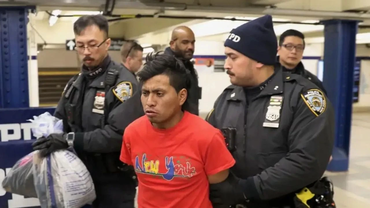 New York metrosunda dehşet! Kadını ateşe verdi, oturup ölmesini izledi - 3. Resim