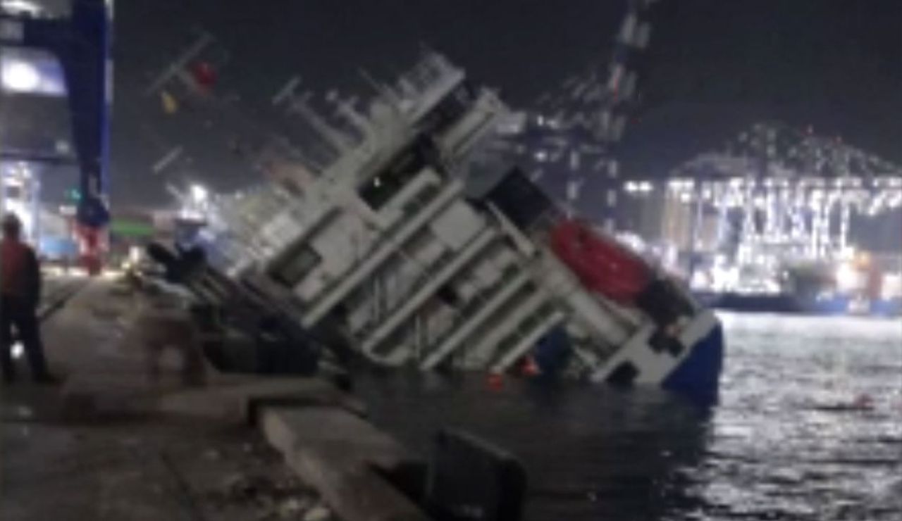 Son dakika | İstanbul'da konteyner gemisi yan yattı - 1. Resim