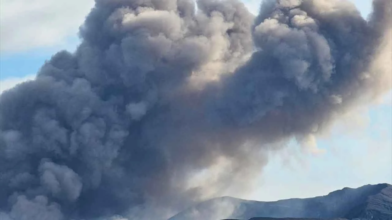 ABD’nin Hawaii adasındaki Kilauea Yanardağı patladı! Lavlar 80 metre yüksekliğe ulaştı