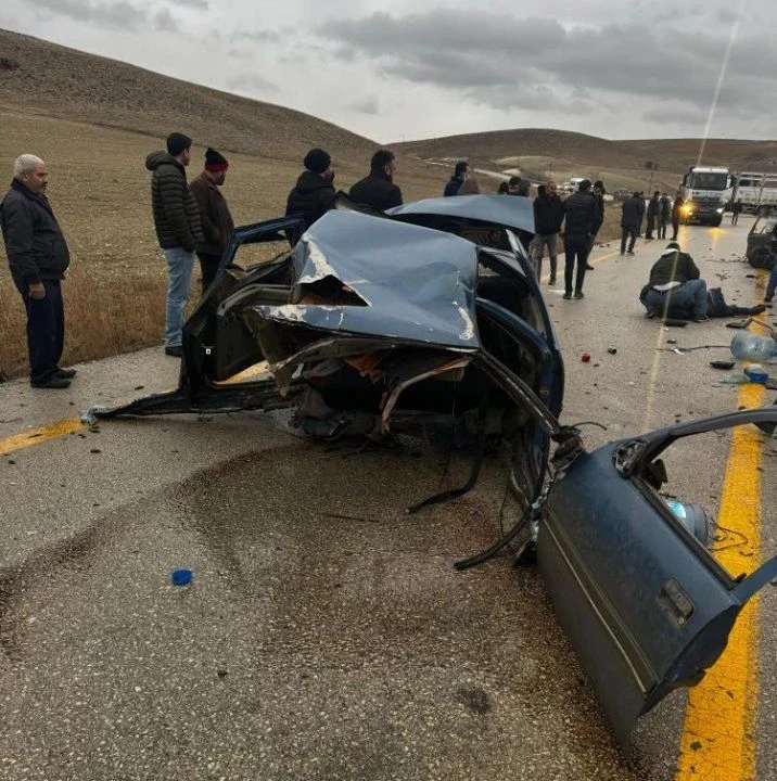 Ankara'da feci kaza! Servis aracı ile otomobil çarpıştı: Ölü ve yaralılar var - 1. Resim