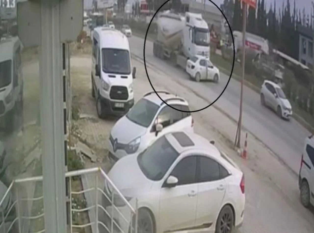 Beton mikseri otomobili 150 metre sürükledi! Film gibi kaza kamerada  - 1. Resim