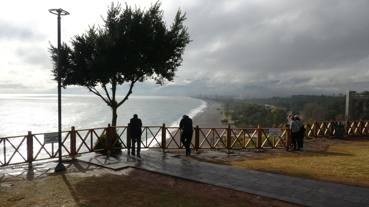 Meteoroloji turuncu kodla uyarmıştı! Antalya'da fırtına sonrası deniz keyfi - 1. Resim